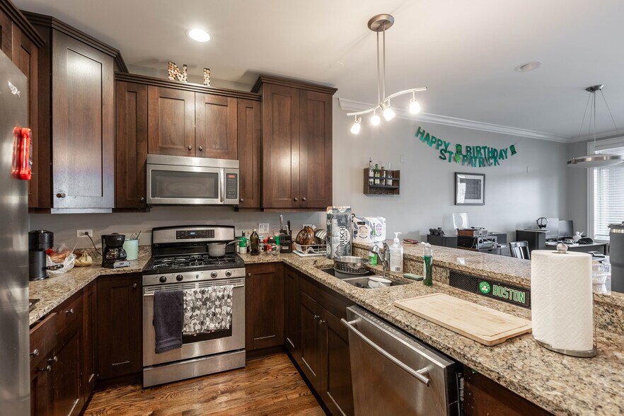 Building Photo - 1138 W Diversey Pky