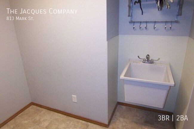 Building Photo - 813 Mark St