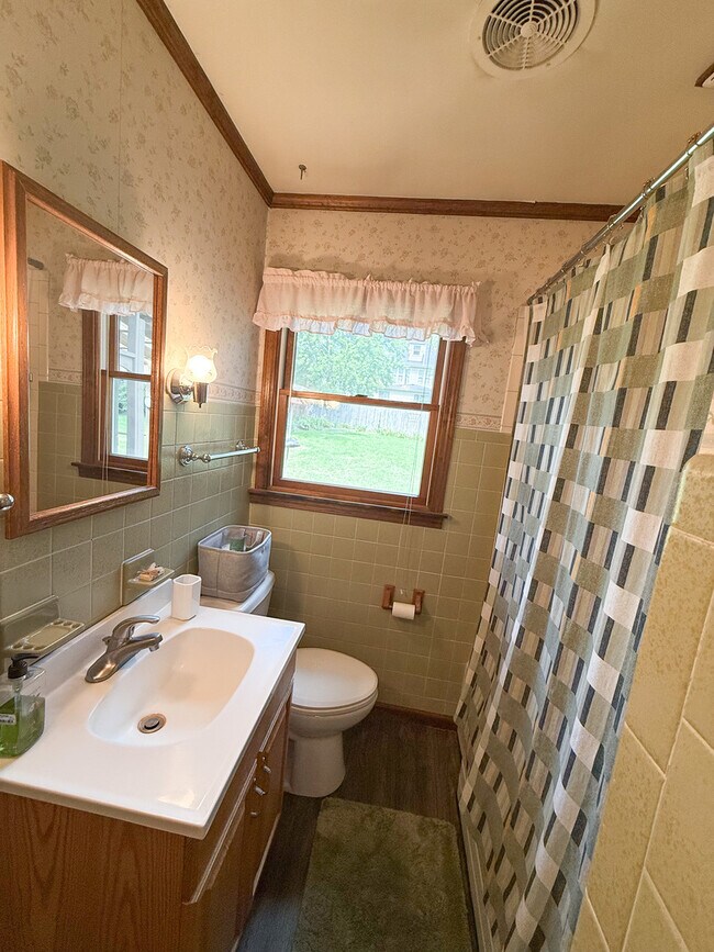 Building Photo - 557 Hardin Ave