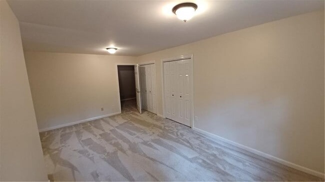 Building Photo - 5190 Southlake Dr