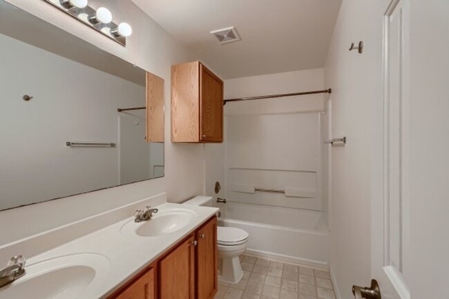 Building Photo - Spacious 3-Bed Home with Dual Living Areas in Prime Location