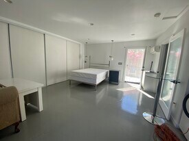 Building Photo - 3047 Edgehill Dr