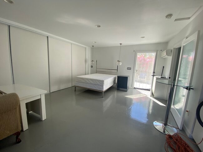 Building Photo - 3047 Edgehill Dr