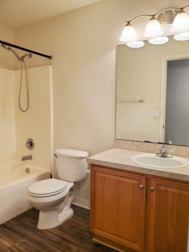 Building Photo - 4 Bedroom 2 Bath home located in heart of ...