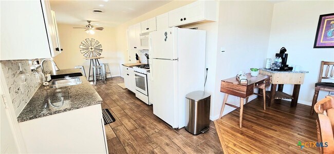 Building Photo - 2700 John Rd