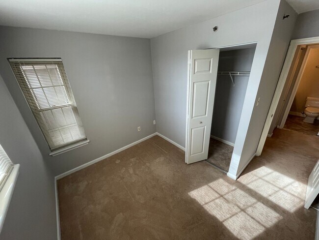 Building Photo - Condo Available in Essex!