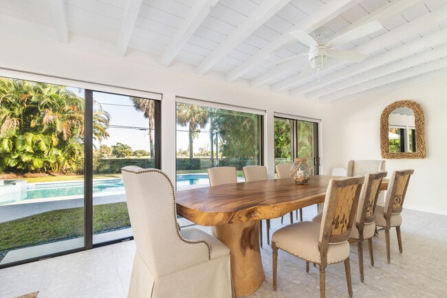 Building Photo - 328 N Lakeside Dr