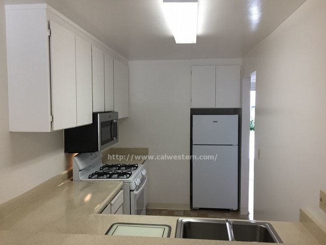 Building Photo - 2 bedroom Townhouse Apartments Available