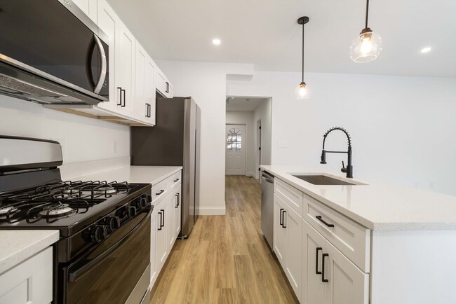 Building Photo - 2 Elmwood St