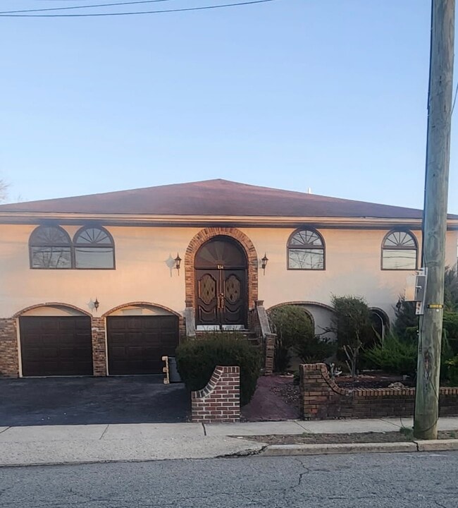 Building Photo - 134 Franklin St