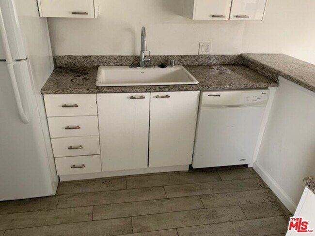 Building Photo - 922 N Hudson Ave