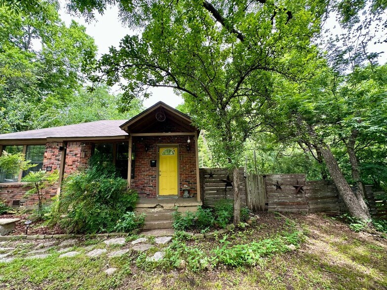 Building Photo - 8619 Groveland Dr