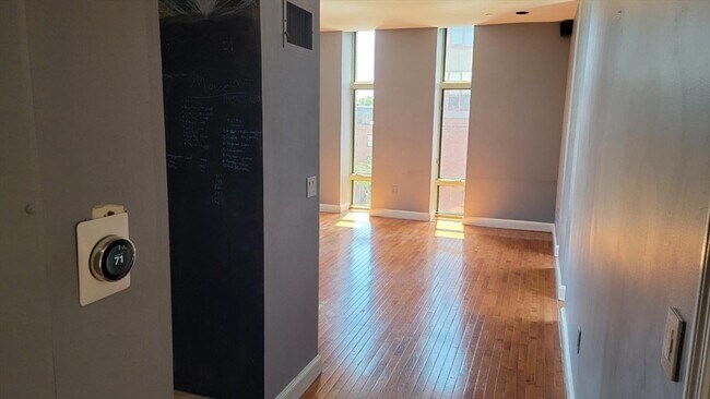 Building Photo - 6 Clarendon St