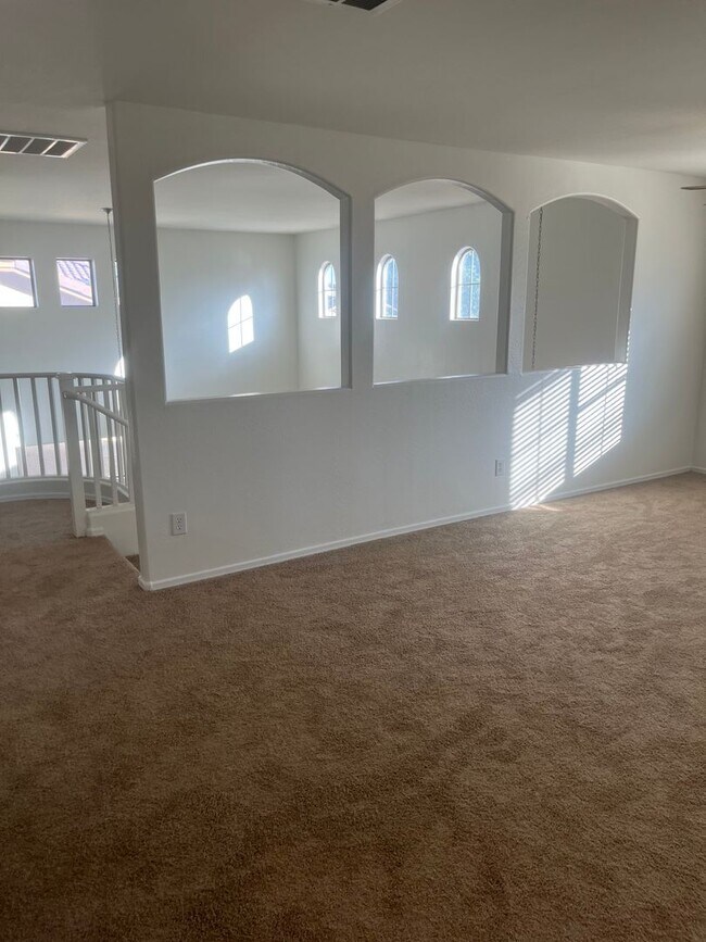 Building Photo - Welcome to this beautifully maintained home in one of Gilbert’s most sought-after communities.