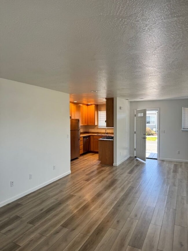 Building Photo - 3 BEDROOMS SINGLE LEVEL HOME