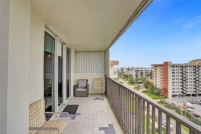 Building Photo - 1150 Hillsboro Mile Unit 1016