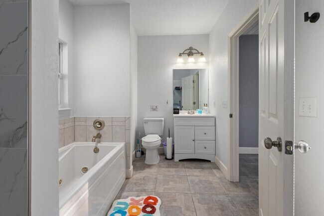Building Photo - 808 Arietta Dr
