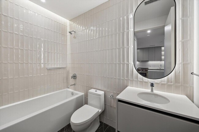 Building Photo - 610 Davis St