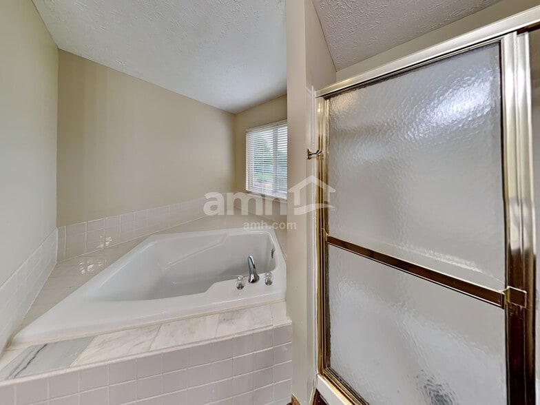 Building Photo - 8438 Lucerne Dr