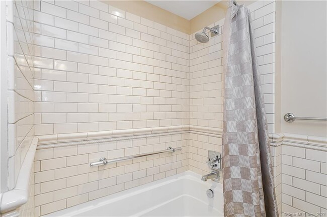 2nd Full Bathroom with Tub - 85 Memorial Rd