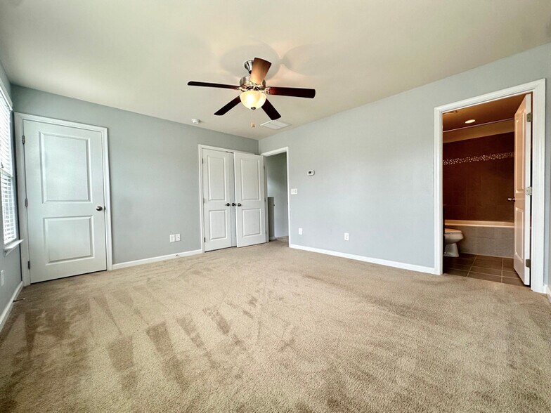 Building Photo - 2501 Silverthorn Dr