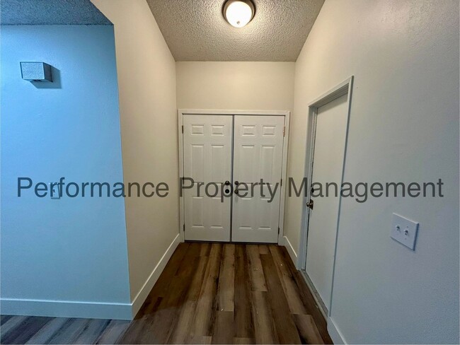 Building Photo - Newly Remodeled 4 Bed/2 Bath SW Bakersfiel...