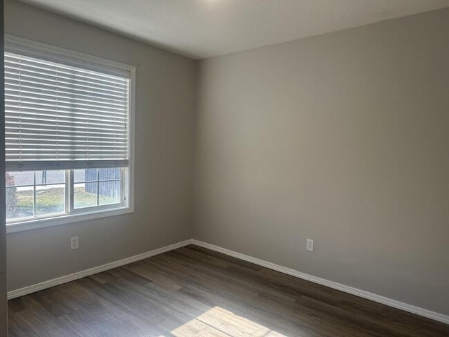 Building Photo - 2412 W Sweetbay Ave