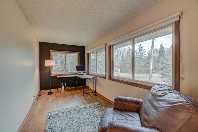 Building Photo - 2006 Pine St W