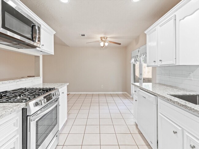 Building Photo - 9811 Charter Ridge Dr
