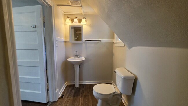 Building Photo - Refurbished 2 Bedroom Upper in Appleton