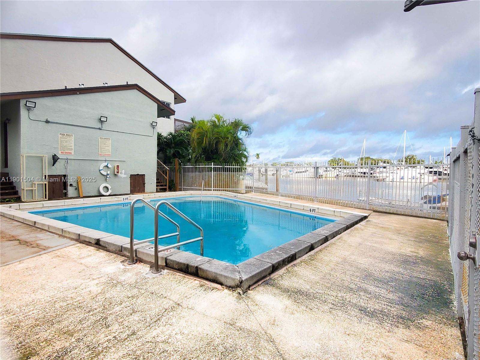 Building Photo - 1901 NW South River Dr