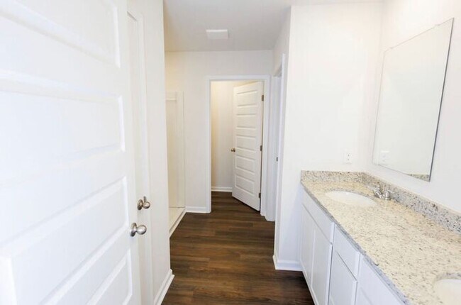 Building Photo - MOVE IN SPECIAL-Beautiful home available for rent