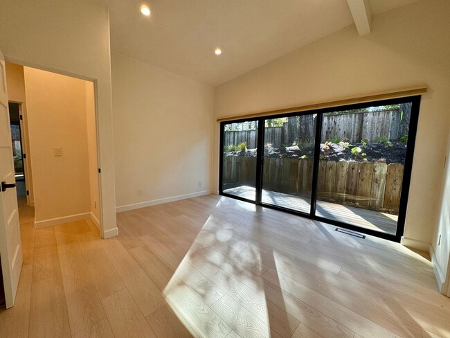 Building Photo - Exquisite Newly Remodeled 3-Bedroom Home i...