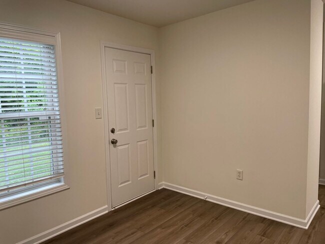 Building Photo - Two Bedroom Townhouse with Bonus Room in Sherrills Ford!