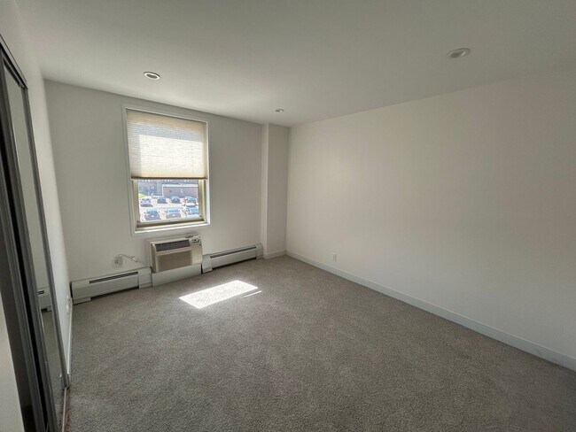 Building Photo - 10 Camelot Ct