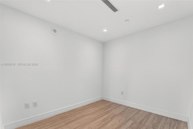 Building Photo - 2411 Laguna Cir