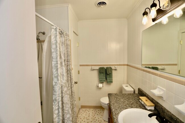 Building Photo - 6 Hilliard Dr