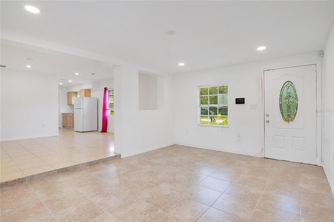 Building Photo - 813 Agnes Dr