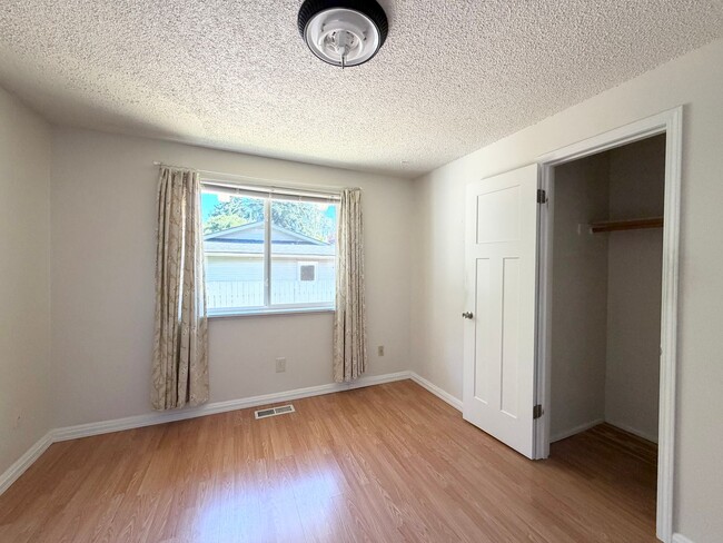Building Photo - Charming 3 bed + den, 2 bath Federal way Rambler