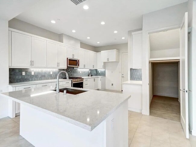 Building Photo - 6574 Tesla Ln