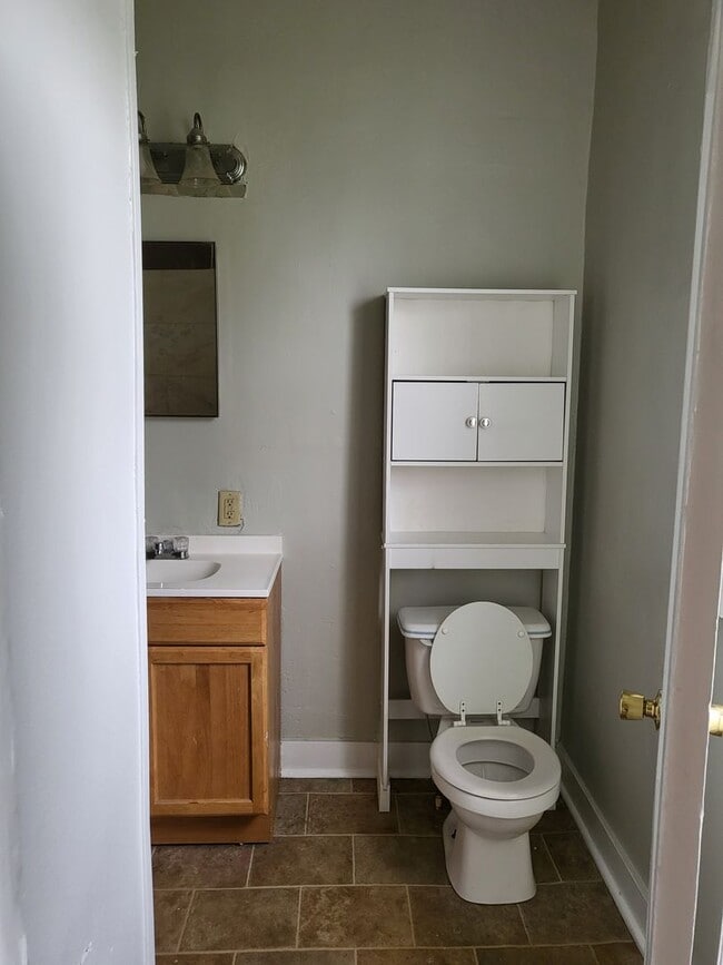 Building Photo - 2 bed 1 bath house