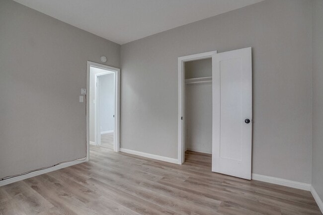 Building Photo - Beautifully Updated and Spacious 1B/1B in Belmont Shore!