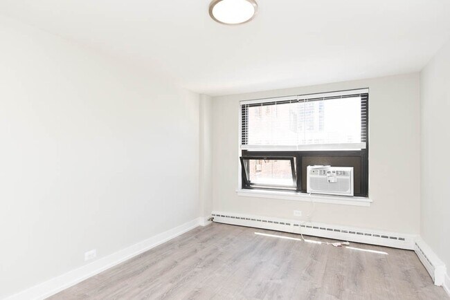 Building Photo - 450 W Wellington Ave