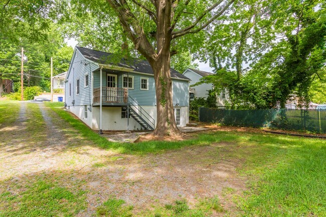 Building Photo - 317 Crafton St