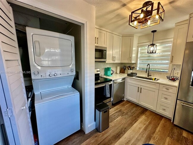 Building Photo - 1710 NE 5th Ct