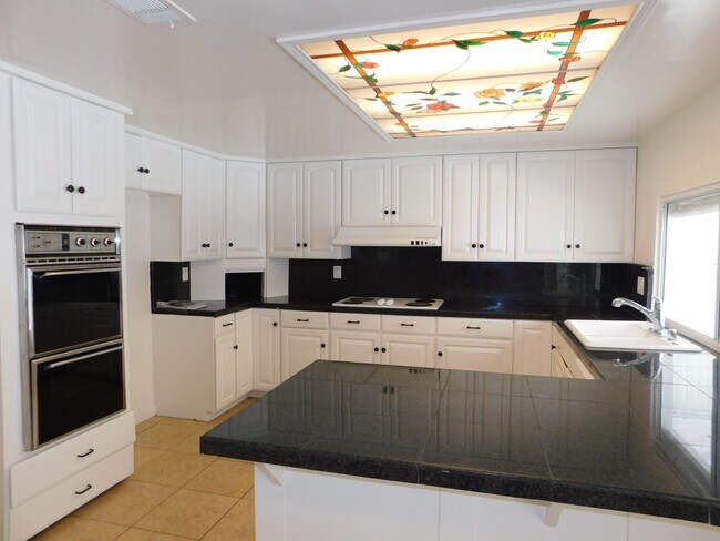 Building Photo - Spacious 4 bedroom 2.5 bath two soty house...