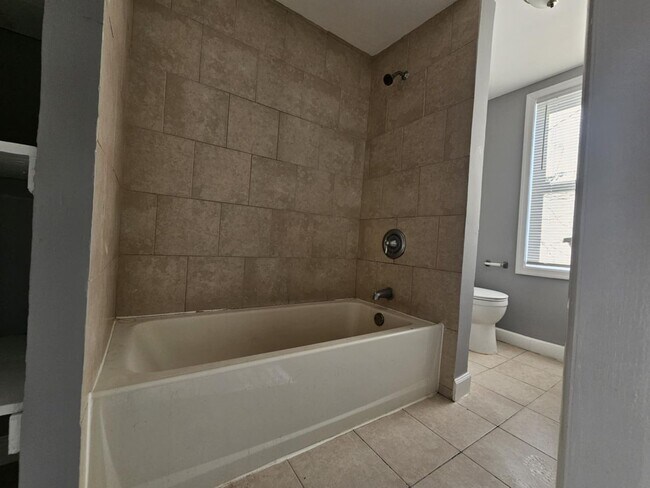 Building Photo - 3 Bedroom 2 bathroom Townhouse in Pigtown