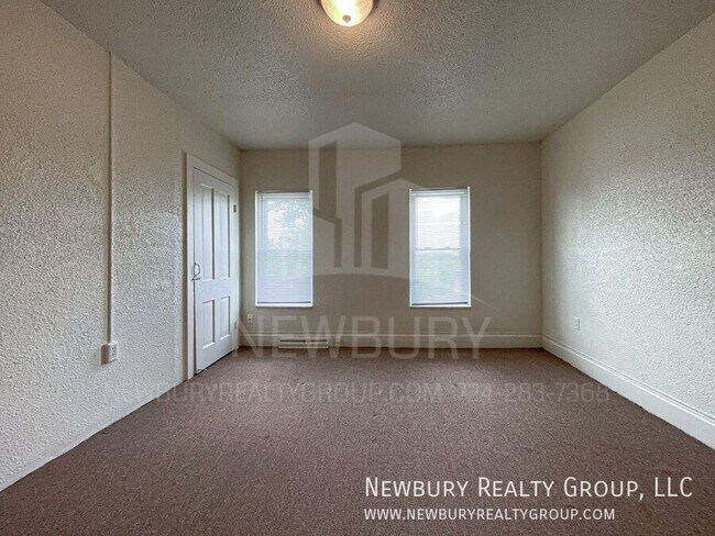 Building Photo - 37 Hickory St