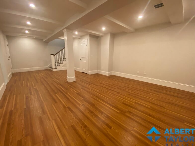 Building Photo - 2044 Beacon St