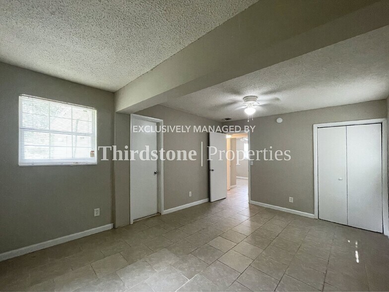 Building Photo - 7007 Red Robin Dr